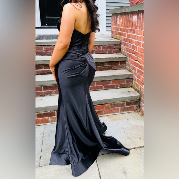 Elegant Black Evening Gown - Picture 2 of 2